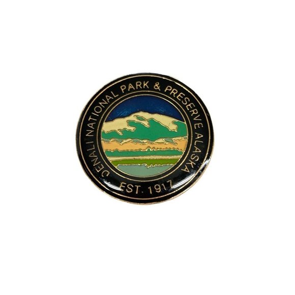 Souvenir Lapel Pin Denali National Park Alaska Resin 1" Diameter - Picture 2 of 6